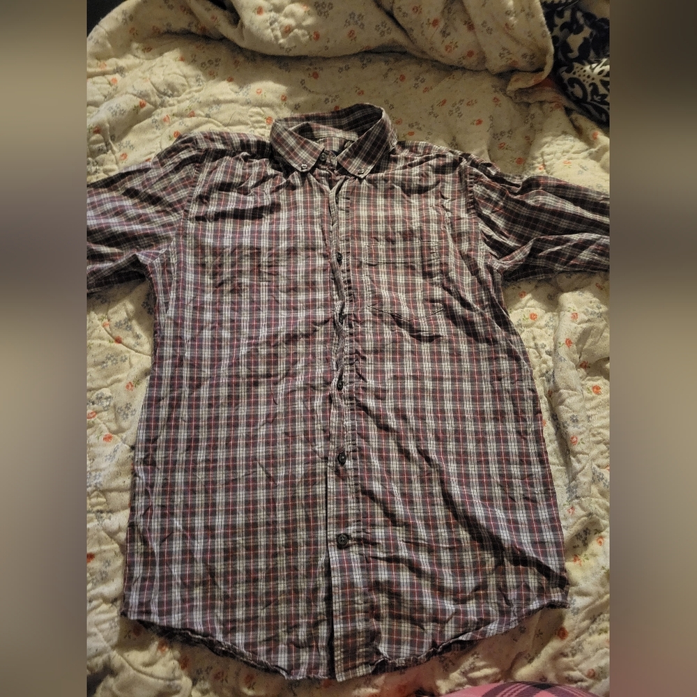 Mens. Red & gray plaid button up t shirt. Size S (34-36)